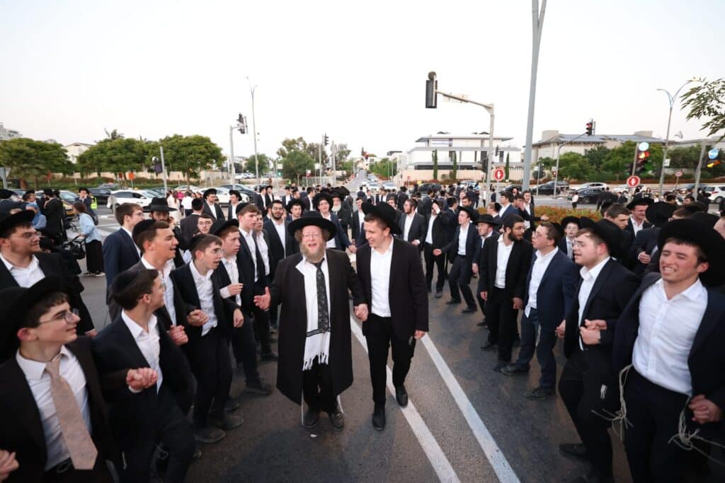 ב'עטרת שלמה' הכניסו ספר תורה חדש להיכל המפואר בעולם