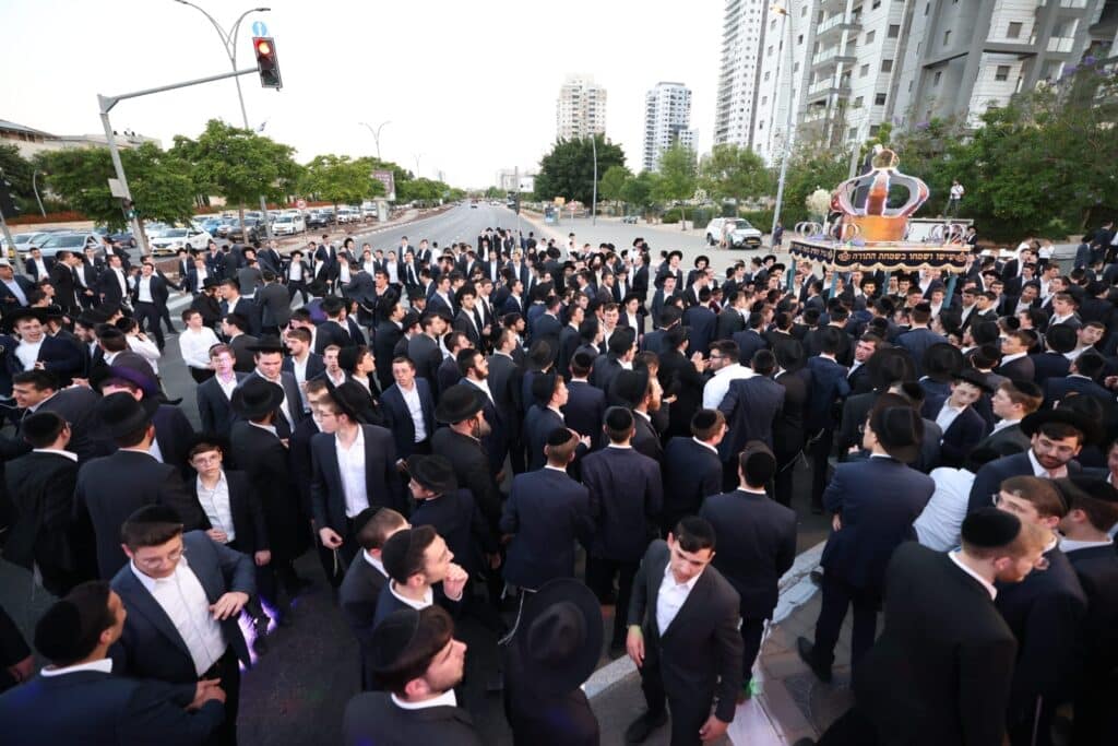 ב'עטרת שלמה' הכניסו ספר תורה חדש להיכל המפואר בעולם