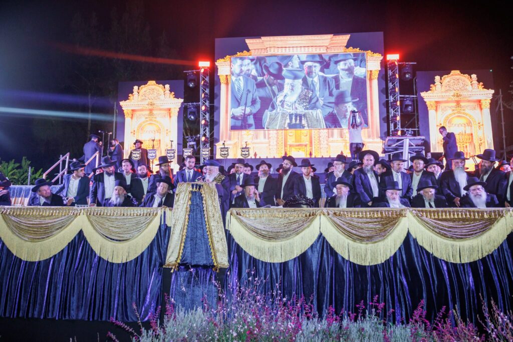 ב'עטרת שלמה' הכניסו ספר תורה חדש להיכל המפואר בעולם