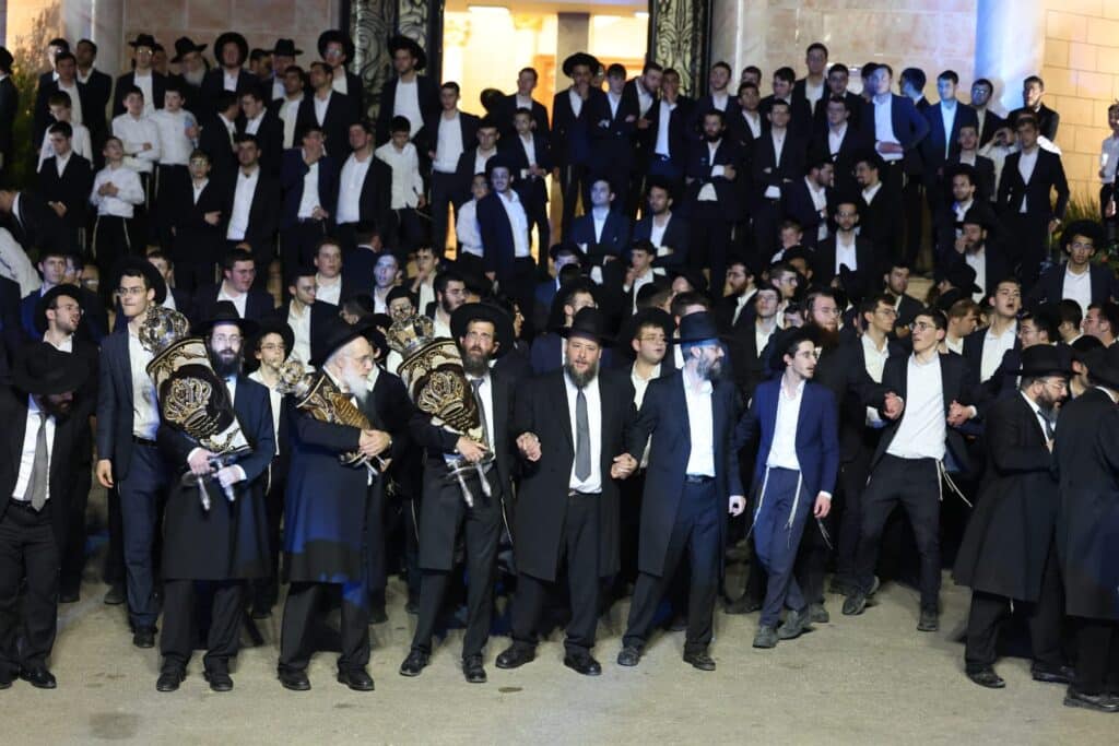 ב'עטרת שלמה' הכניסו ספר תורה חדש להיכל המפואר בעולם