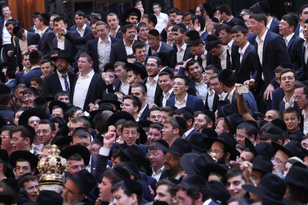 ב'עטרת שלמה' הכניסו ספר תורה חדש להיכל המפואר בעולם