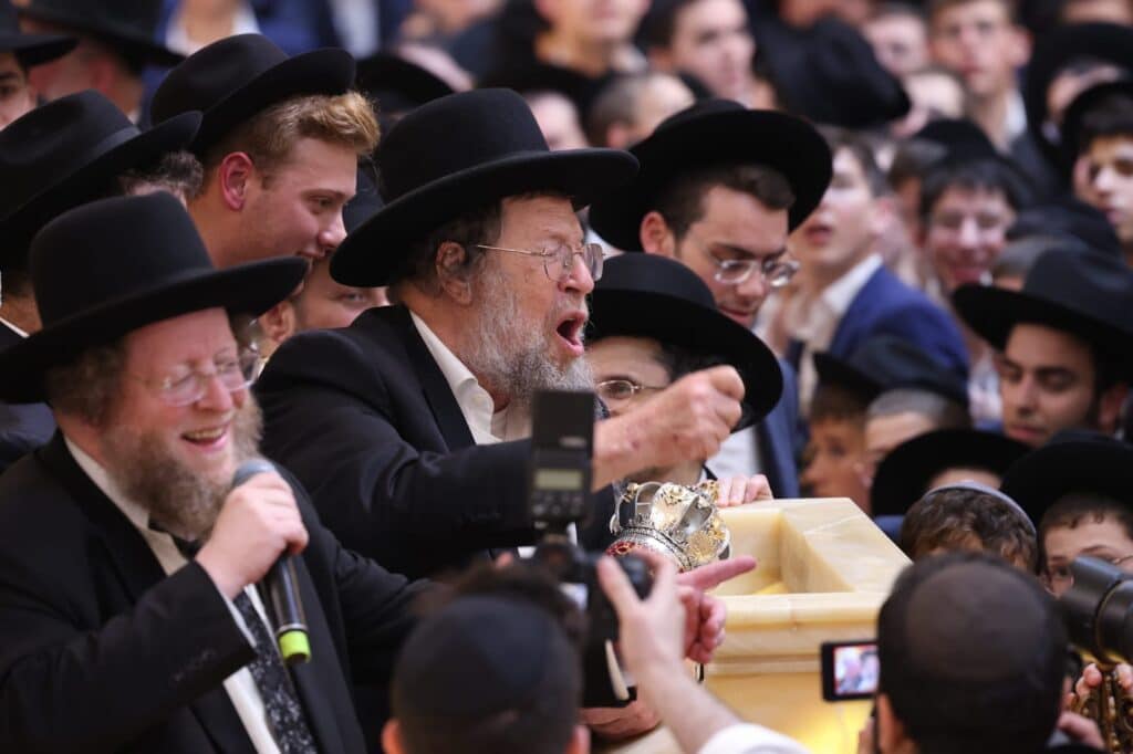 ב'עטרת שלמה' הכניסו ספר תורה חדש להיכל המפואר בעולם