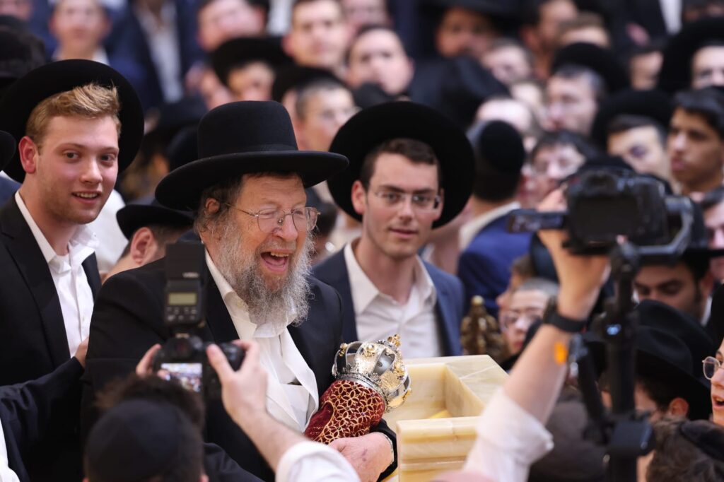 ב'עטרת שלמה' הכניסו ספר תורה חדש להיכל המפואר בעולם