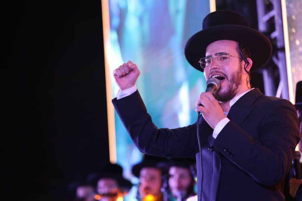 ב'עטרת שלמה' הכניסו ספר תורה חדש להיכל המפואר בעולם