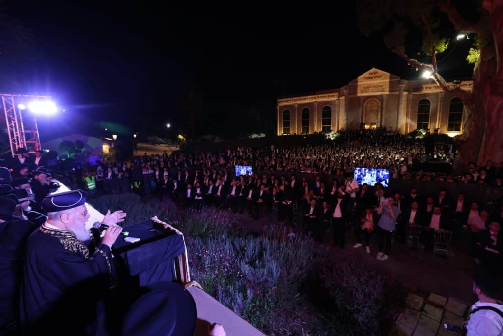 ב'עטרת שלמה' הכניסו ספר תורה חדש להיכל המפואר בעולם