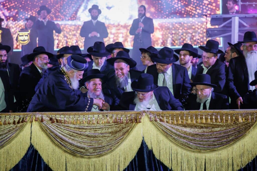 ב'עטרת שלמה' הכניסו ספר תורה חדש להיכל המפואר בעולם