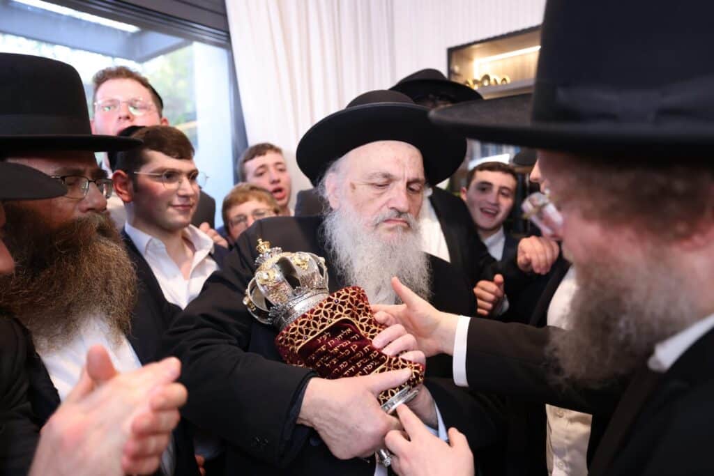 ב'עטרת שלמה' הכניסו ספר תורה חדש להיכל המפואר בעולם