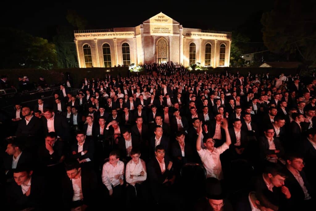 ב'עטרת שלמה' הכניסו ספר תורה חדש להיכל המפואר בעולם