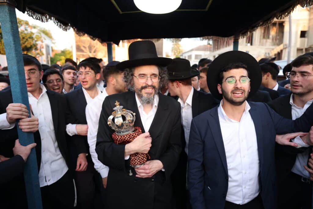 ב'עטרת שלמה' הכניסו ספר תורה חדש להיכל המפואר בעולם