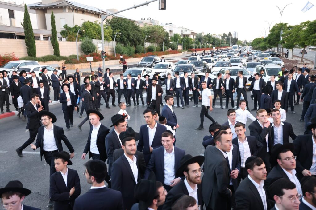 ב'עטרת שלמה' הכניסו ספר תורה חדש להיכל המפואר בעולם