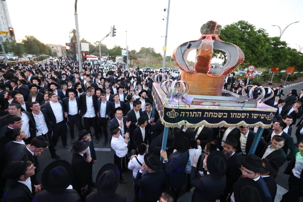 ב'עטרת שלמה' הכניסו ספר תורה חדש להיכל המפואר בעולם