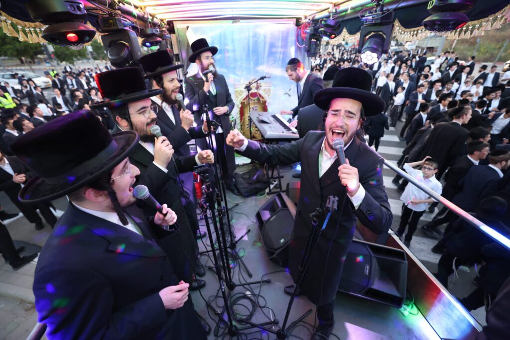 ב'עטרת שלמה' הכניסו ספר תורה חדש להיכל המפואר בעולם