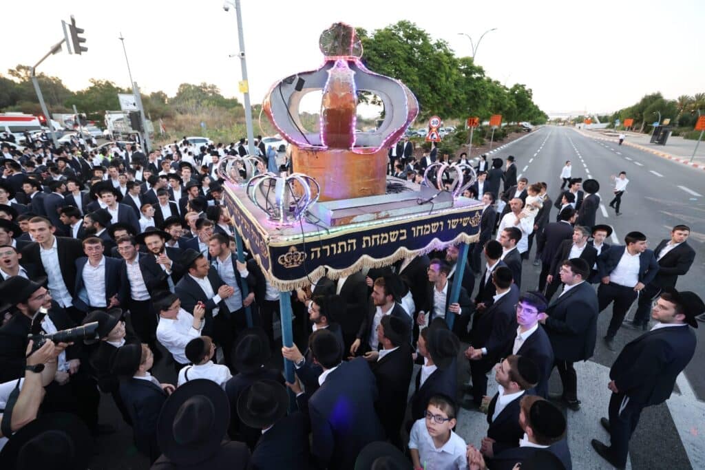 ב'עטרת שלמה' הכניסו ספר תורה חדש להיכל המפואר בעולם