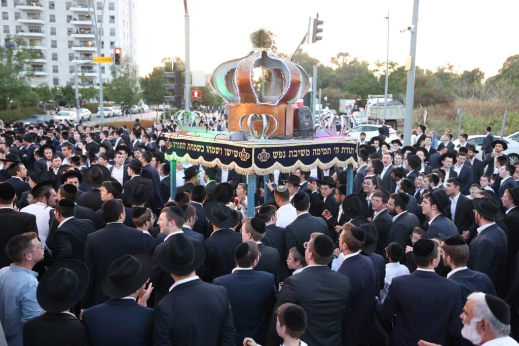 ב'עטרת שלמה' הכניסו ספר תורה חדש להיכל המפואר בעולם