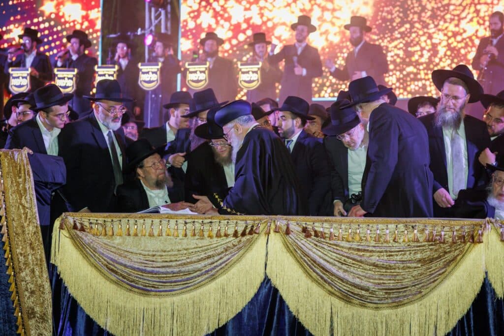 ב'עטרת שלמה' הכניסו ספר תורה חדש להיכל המפואר בעולם