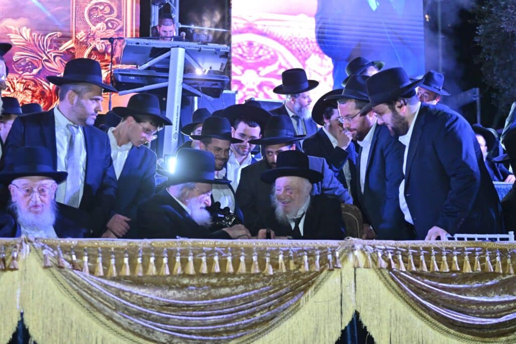 ב'עטרת שלמה' הכניסו ספר תורה חדש להיכל המפואר בעולם