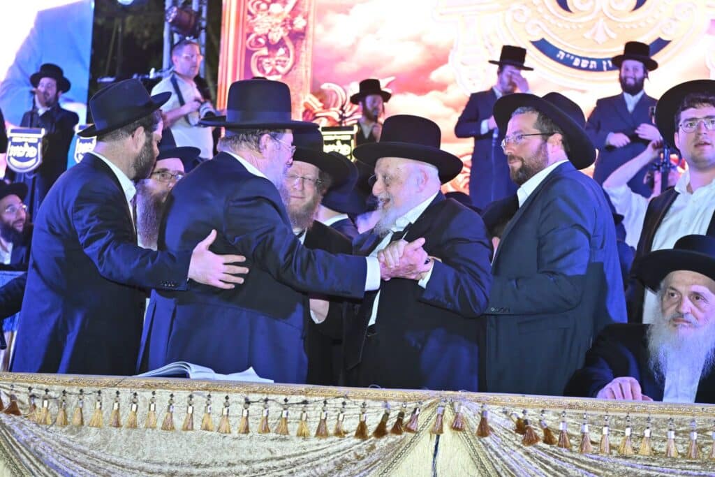 ב'עטרת שלמה' הכניסו ספר תורה חדש להיכל המפואר בעולם