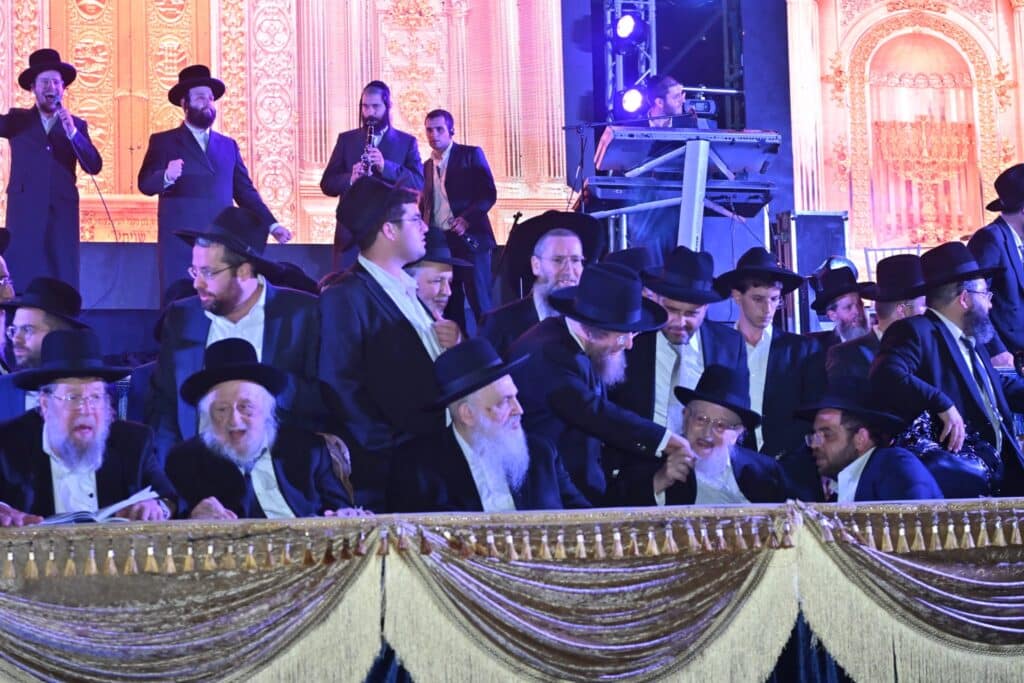 ב'עטרת שלמה' הכניסו ספר תורה חדש להיכל המפואר בעולם