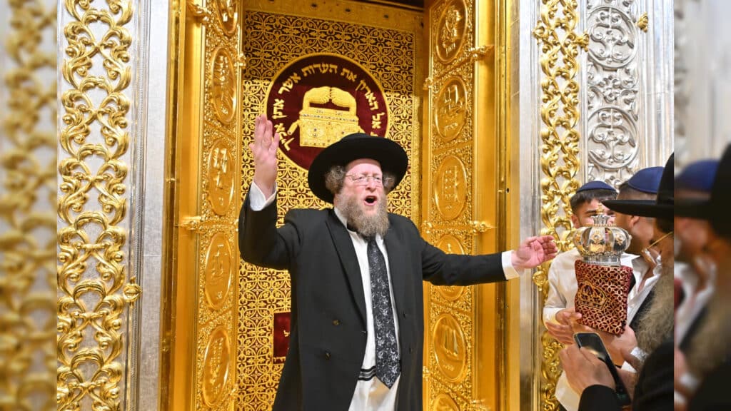 ב'עטרת שלמה' הכניסו ספר תורה חדש להיכל המפואר בעולם