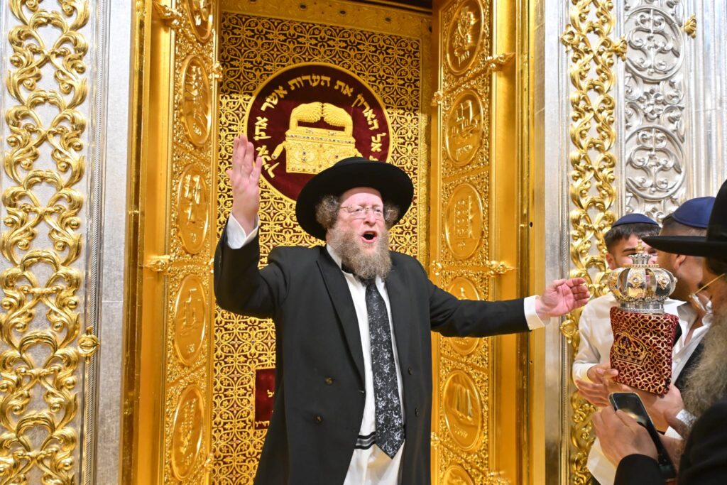 ב'עטרת שלמה' הכניסו ספר תורה חדש להיכל המפואר בעולם