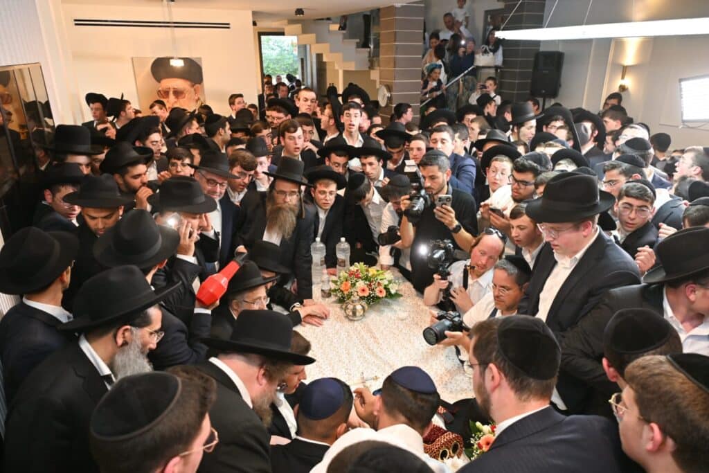 ב'עטרת שלמה' הכניסו ספר תורה חדש להיכל המפואר בעולם