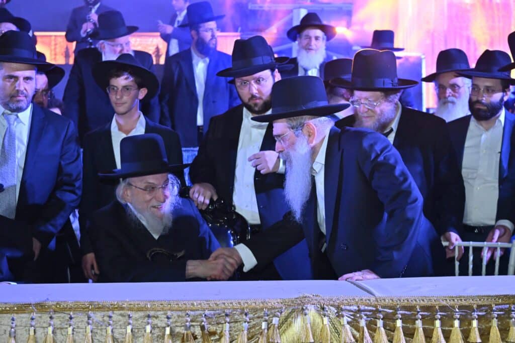 ב'עטרת שלמה' הכניסו ספר תורה חדש להיכל המפואר בעולם