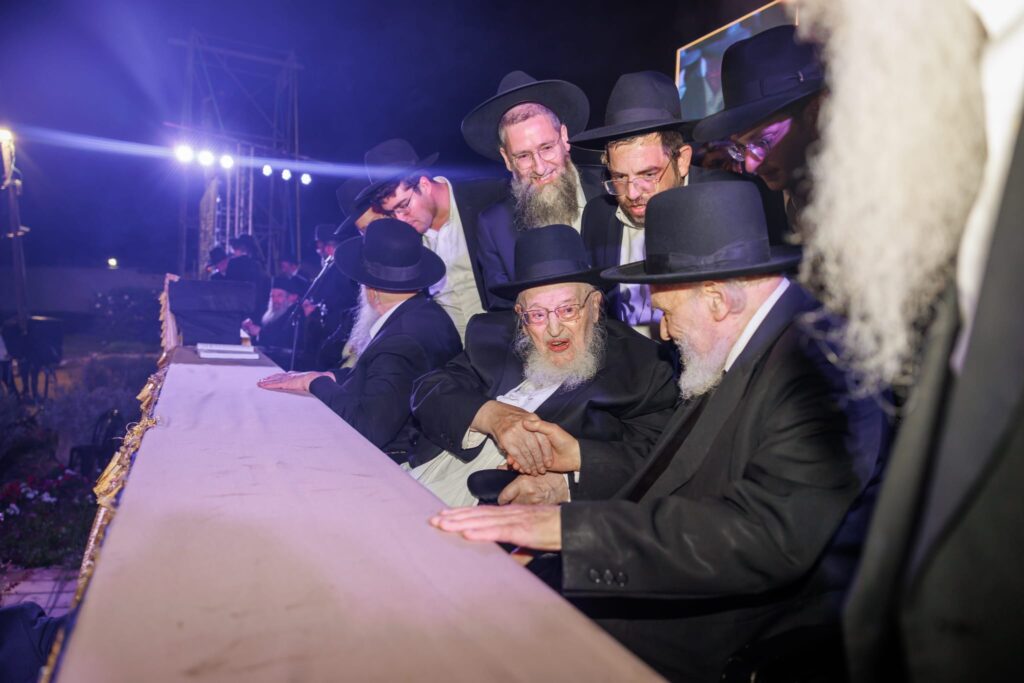 ב'עטרת שלמה' הכניסו ספר תורה חדש להיכל המפואר בעולם