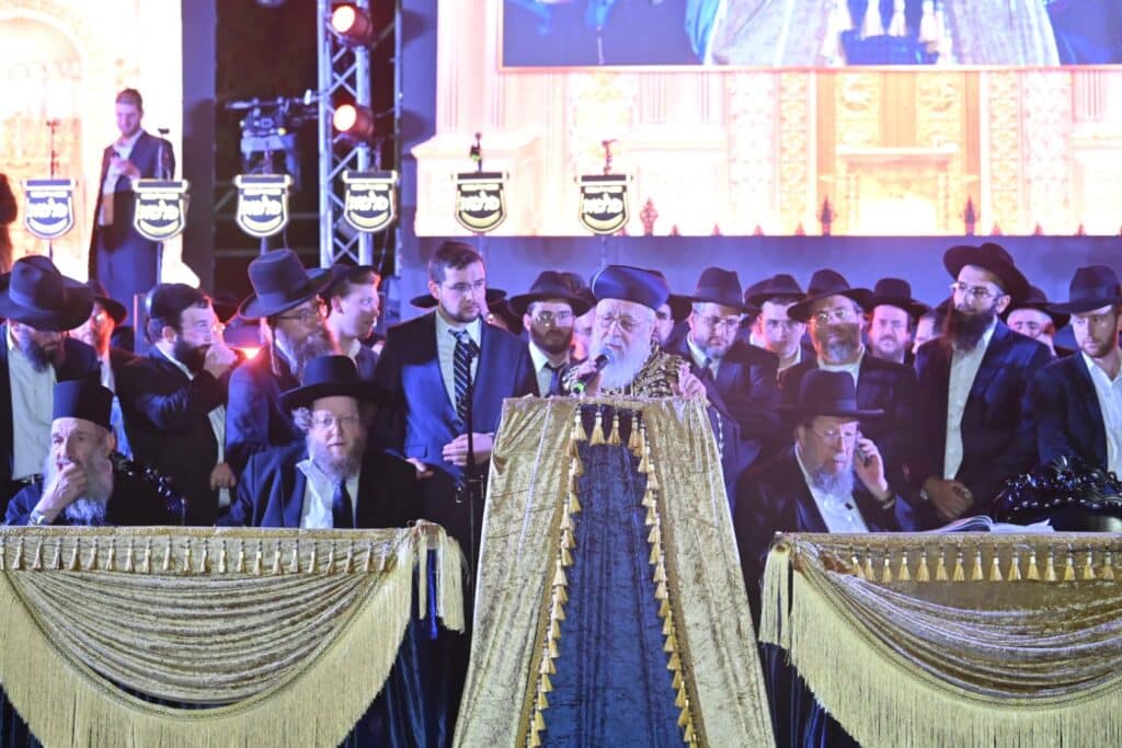 ב'עטרת שלמה' הכניסו ספר תורה חדש להיכל המפואר בעולם