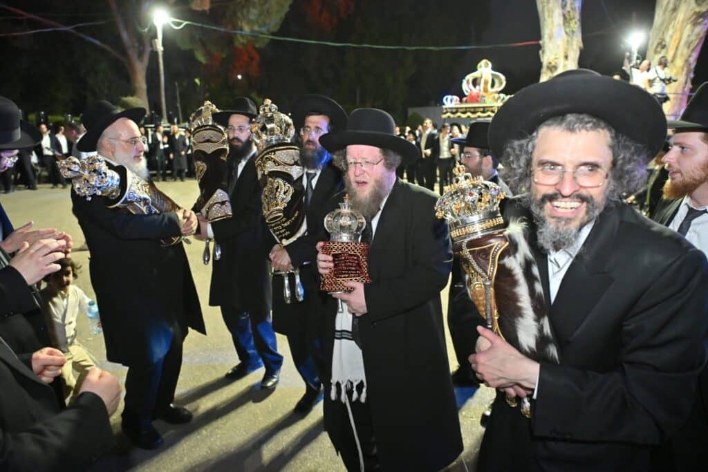 ב'עטרת שלמה' הכניסו ספר תורה חדש להיכל המפואר בעולם