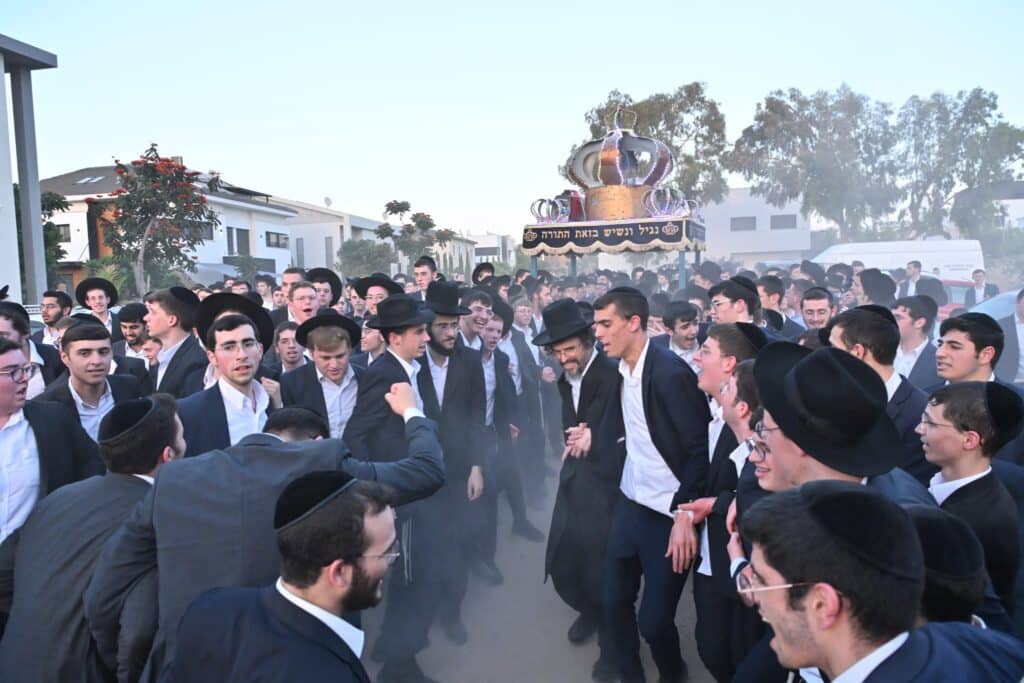 ב'עטרת שלמה' הכניסו ספר תורה חדש להיכל המפואר בעולם