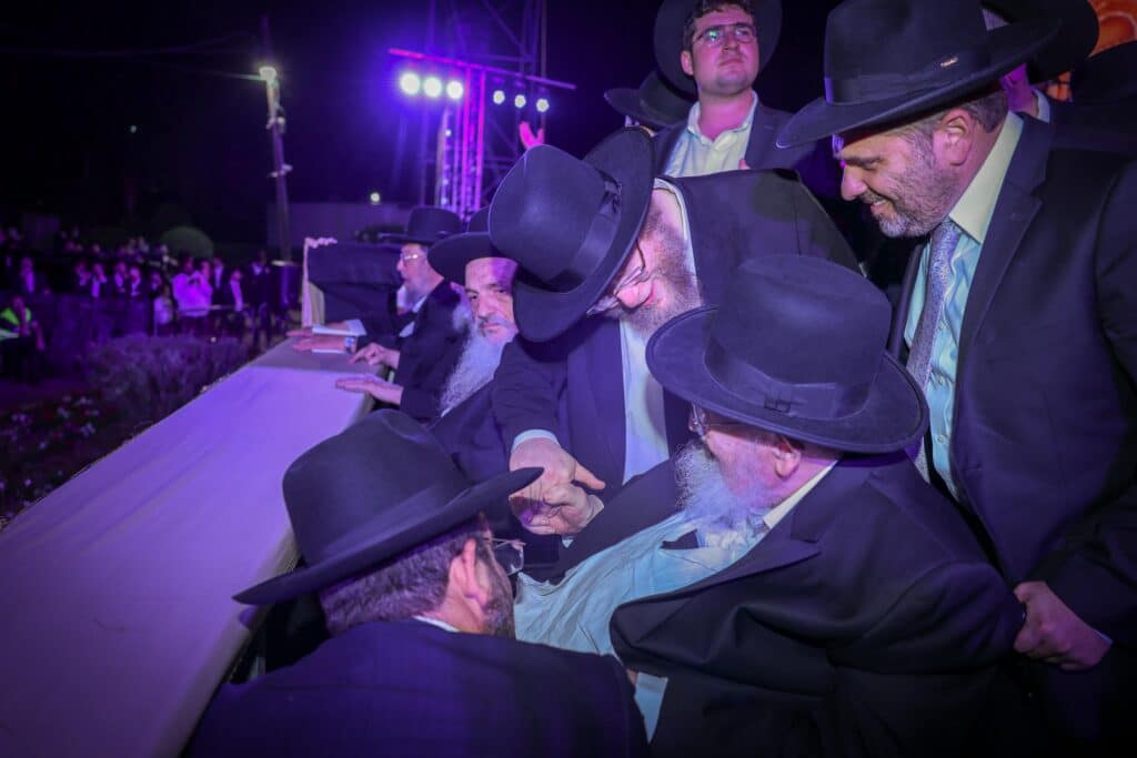 ב'עטרת שלמה' הכניסו ספר תורה חדש להיכל המפואר בעולם