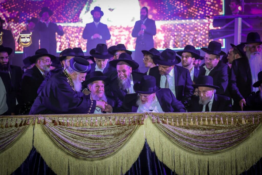 ב'עטרת שלמה' הכניסו ספר תורה חדש להיכל המפואר בעולם