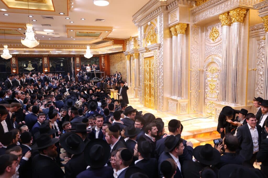 ב'עטרת שלמה' הכניסו ספר תורה חדש להיכל המפואר בעולם