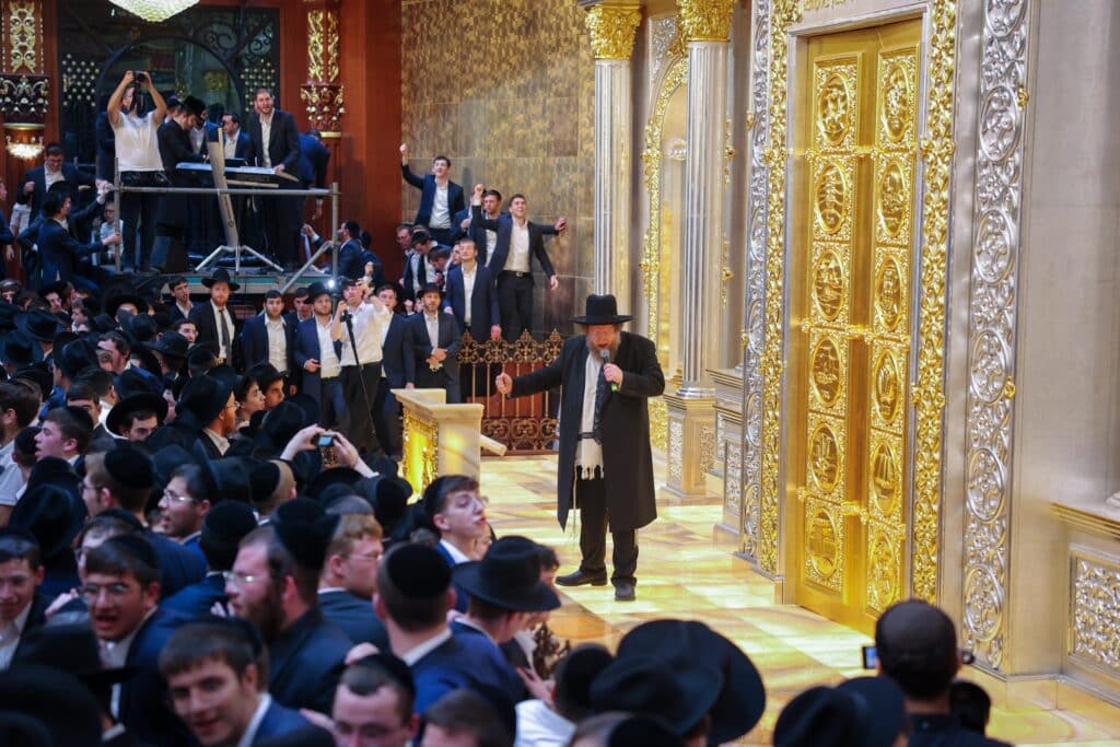 ב'עטרת שלמה' הכניסו ספר תורה חדש להיכל המפואר בעולם