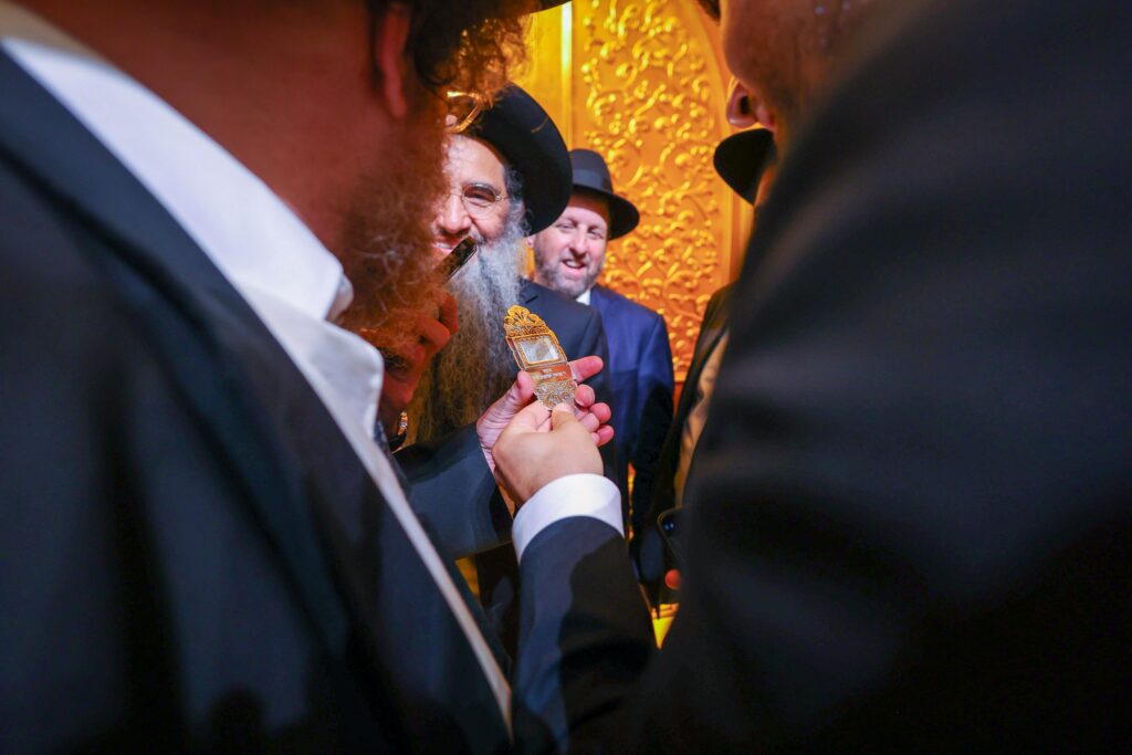 ב'עטרת שלמה' הכניסו ספר תורה חדש להיכל המפואר בעולם