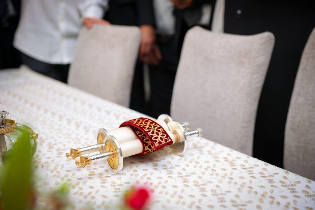 ב'עטרת שלמה' הכניסו ספר תורה חדש להיכל המפואר בעולם