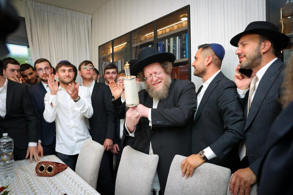 ב'עטרת שלמה' הכניסו ספר תורה חדש להיכל המפואר בעולם