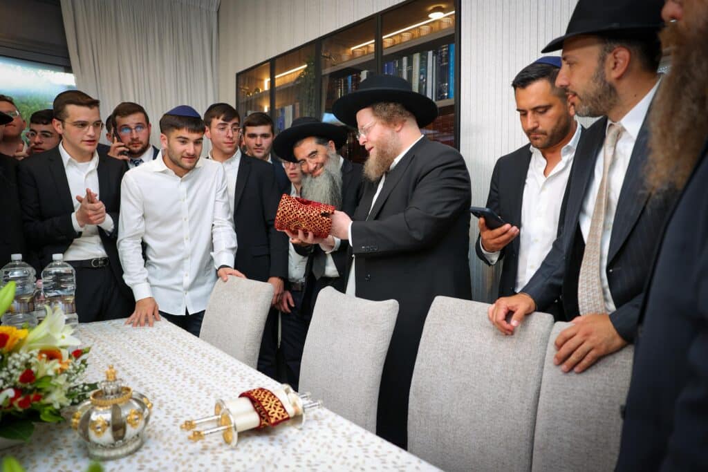 ב'עטרת שלמה' הכניסו ספר תורה חדש להיכל המפואר בעולם