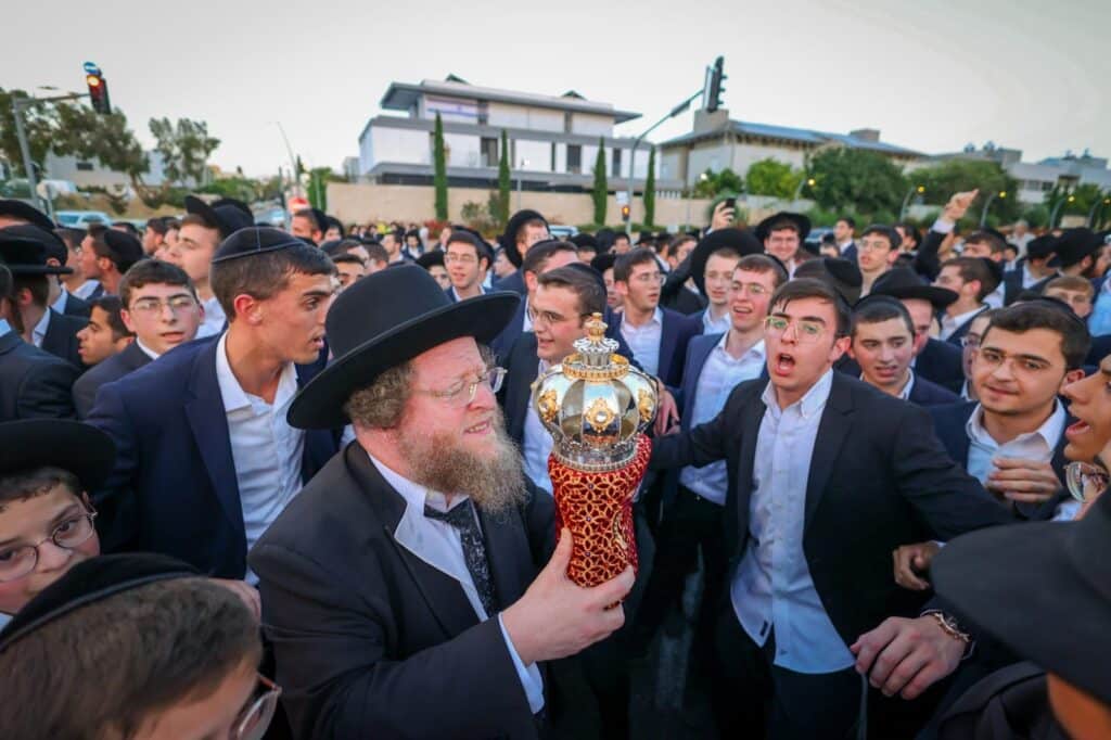ב'עטרת שלמה' הכניסו ספר תורה חדש להיכל המפואר בעולם