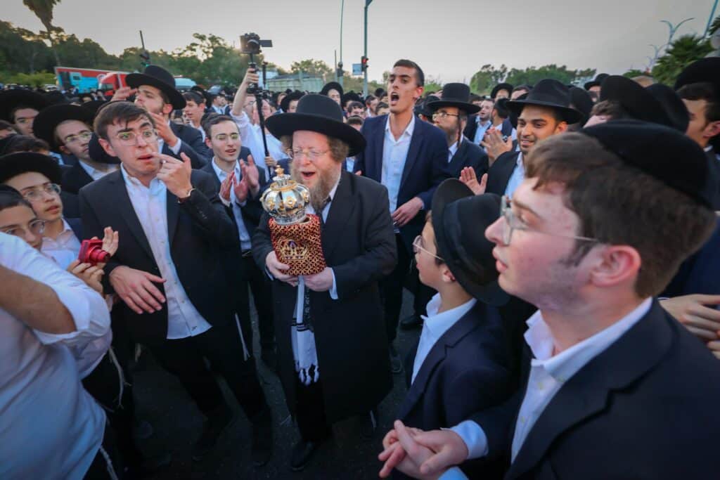 ב'עטרת שלמה' הכניסו ספר תורה חדש להיכל המפואר בעולם