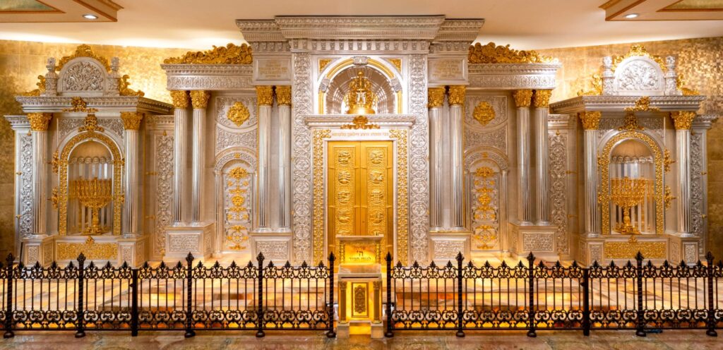 ב'עטרת שלמה' הכניסו ספר תורה חדש להיכל המפואר בעולם