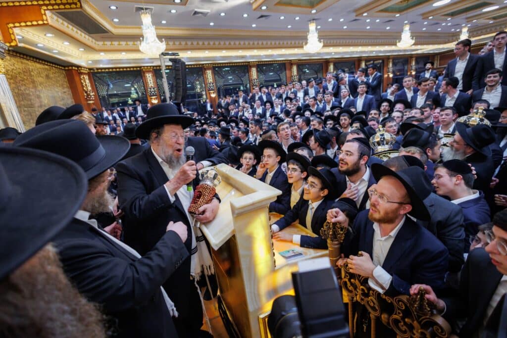 ב'עטרת שלמה' הכניסו ספר תורה חדש להיכל המפואר בעולם