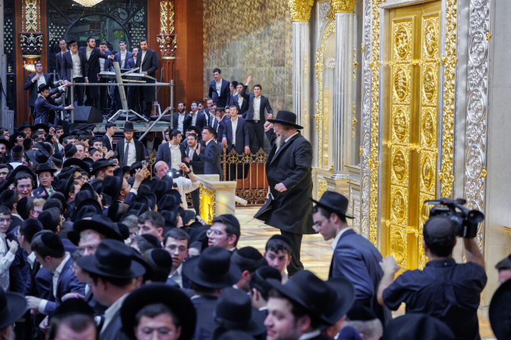 ב'עטרת שלמה' הכניסו ספר תורה חדש להיכל המפואר בעולם