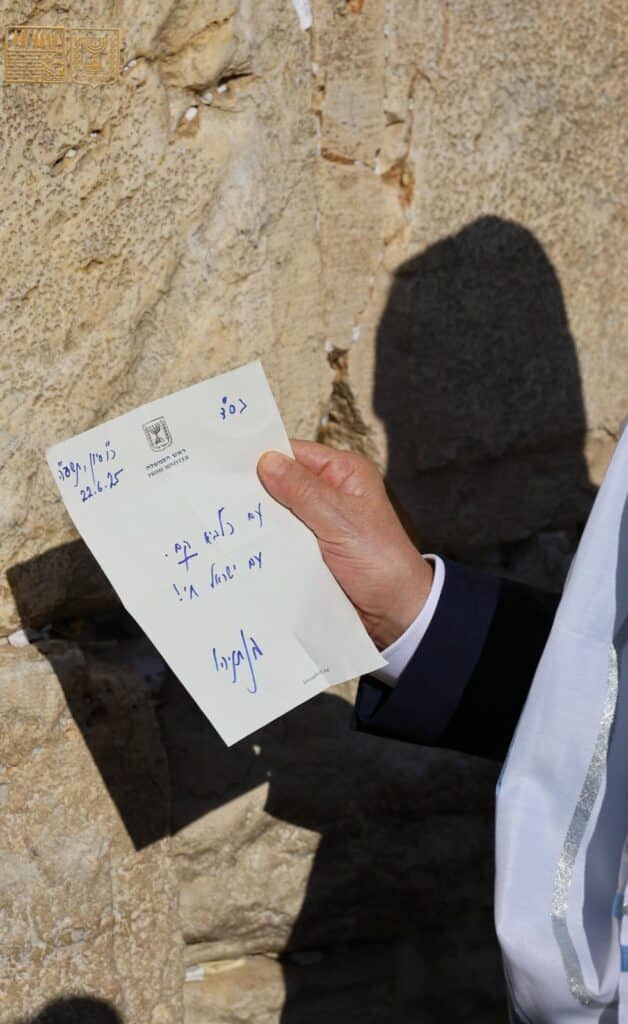 ראש הממשלה בתפילה מיוחדת בכותל לזכות הנשיא טראמפ