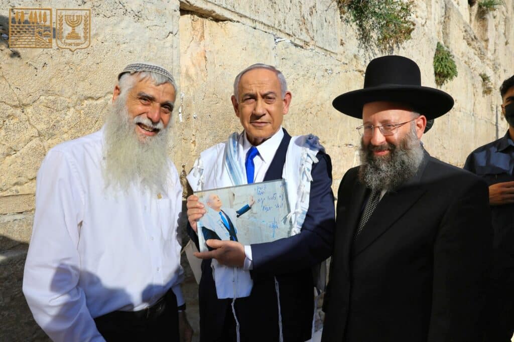 ראש הממשלה בתפילה מיוחדת בכותל לזכות הנשיא טראמפ