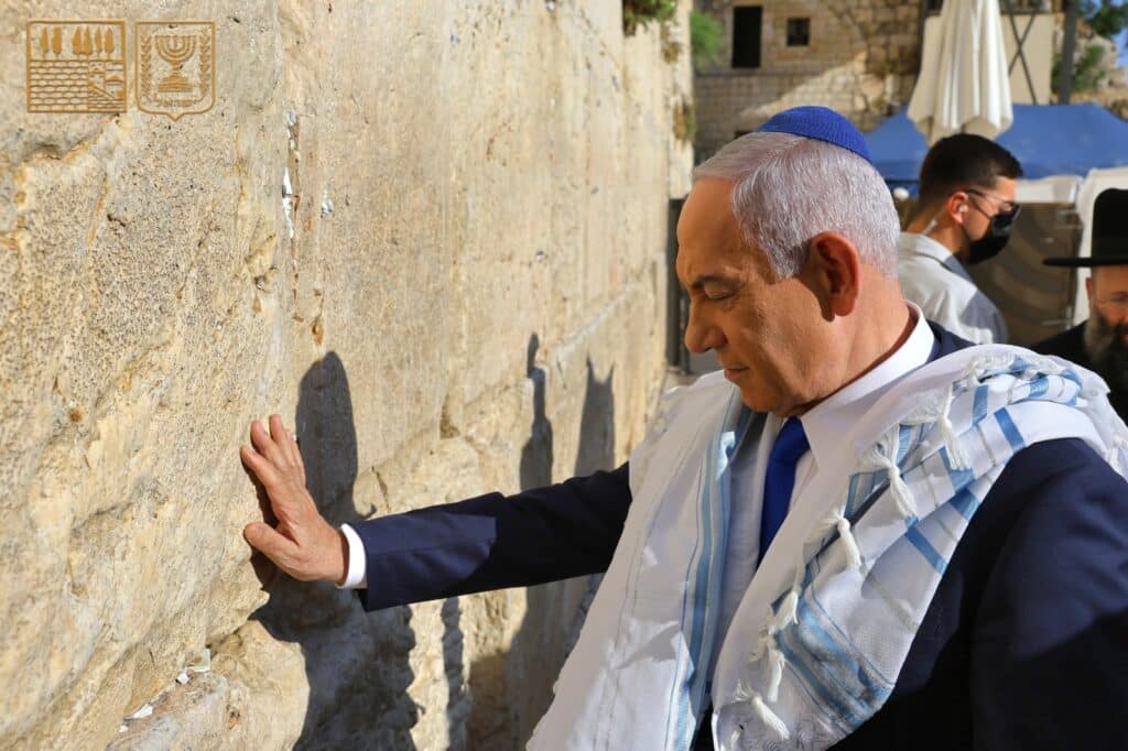 "קורא ספר בשיא הלחץ": היועצים הקרובים חושפים את סודות נתניהו "קורא ספר בשיא הלחץ": היועצים הקרובים חושפים את סודות נתניהו