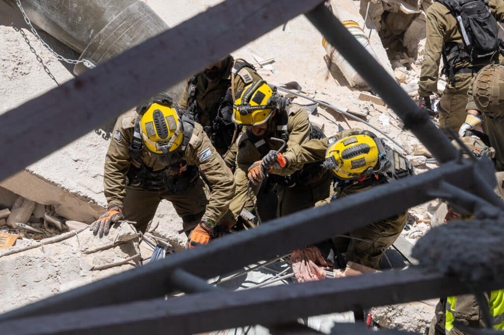 צפו: כך אנשי פיקוד העורף מחלצים מההריסות צפו: כך אנשי פיקוד העורף מחלצים מההריסות