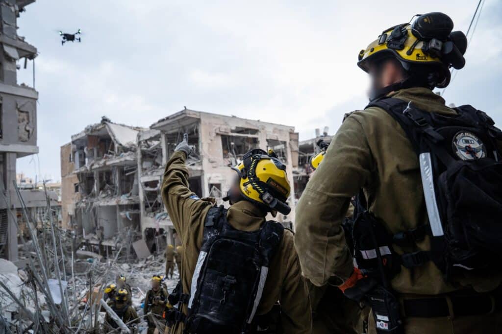 צפו: כך אנשי פיקוד העורף מחלצים מההריסות צפו: כך אנשי פיקוד העורף מחלצים מההריסות