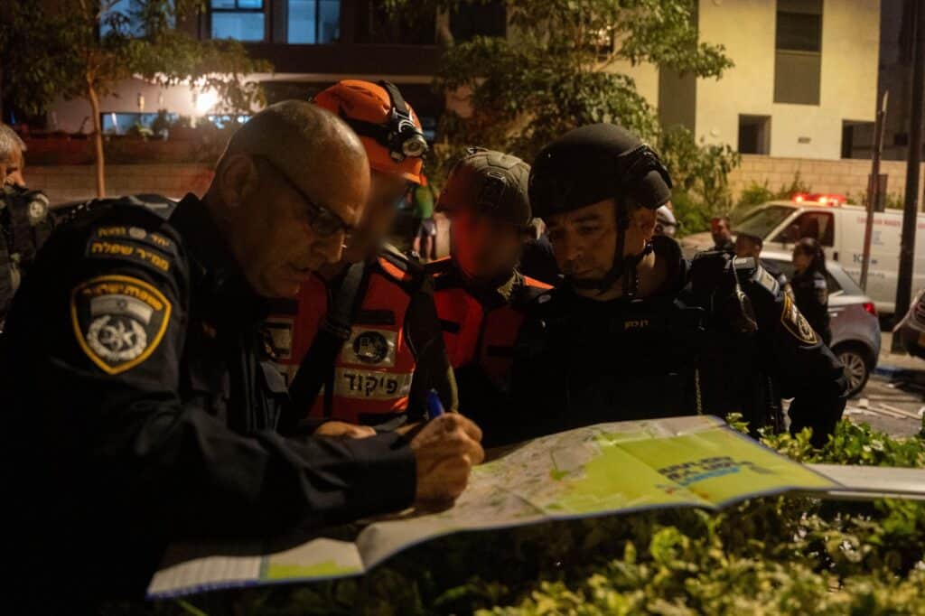 צפו: כך אנשי פיקוד העורף מחלצים מההריסות צפו: כך אנשי פיקוד העורף מחלצים מההריסות