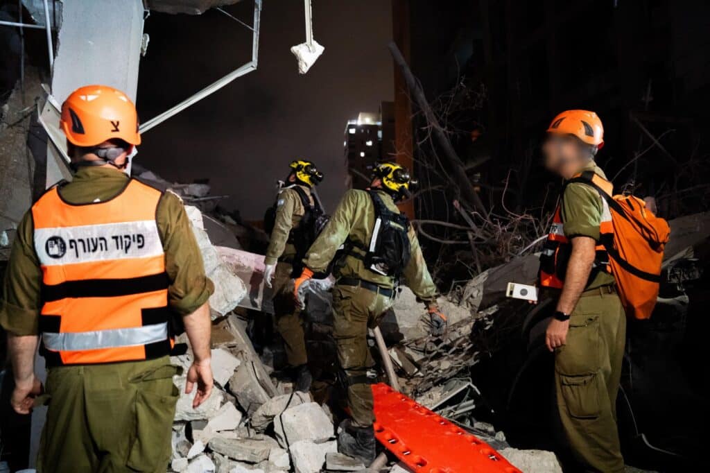 צפו: כך אנשי פיקוד העורף מחלצים מההריסות צפו: כך אנשי פיקוד העורף מחלצים מההריסות